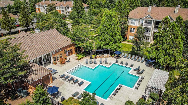 Sparkling Pool and Sundeck 